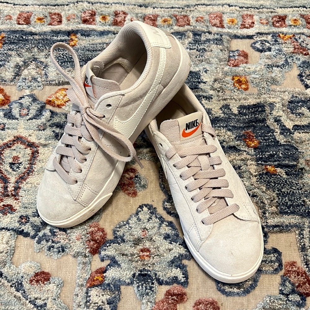 Nike low court sneakers in blush/sand